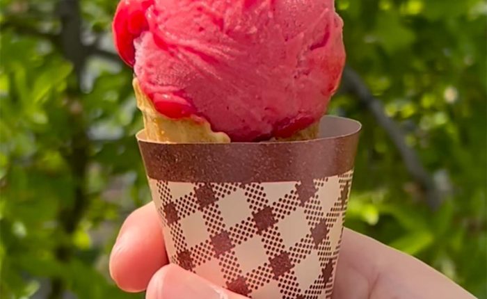 ワッフルコーンは一から手作りにこだわっています
